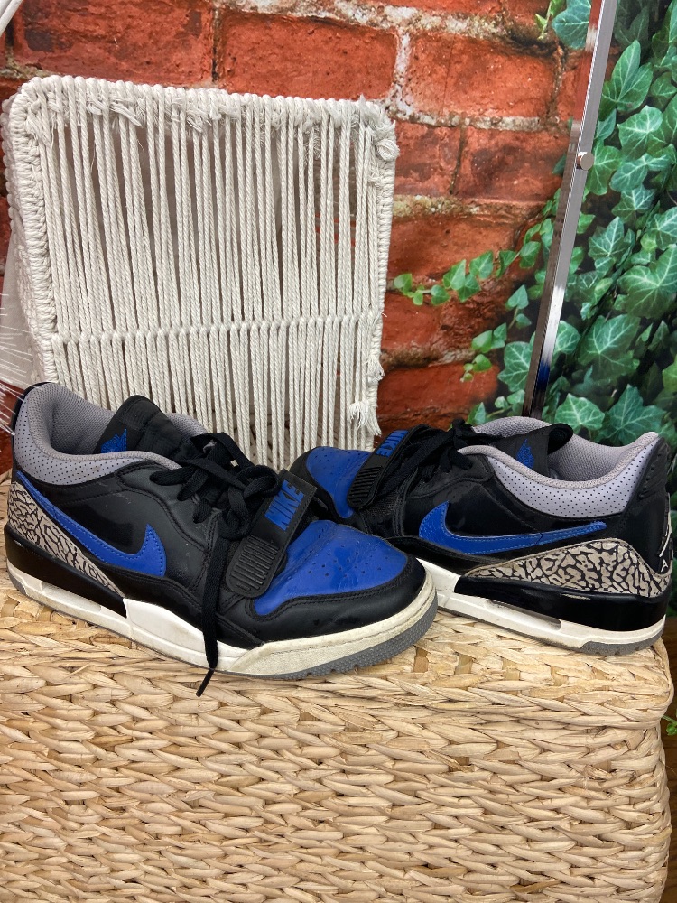 Men’s tennis shoes