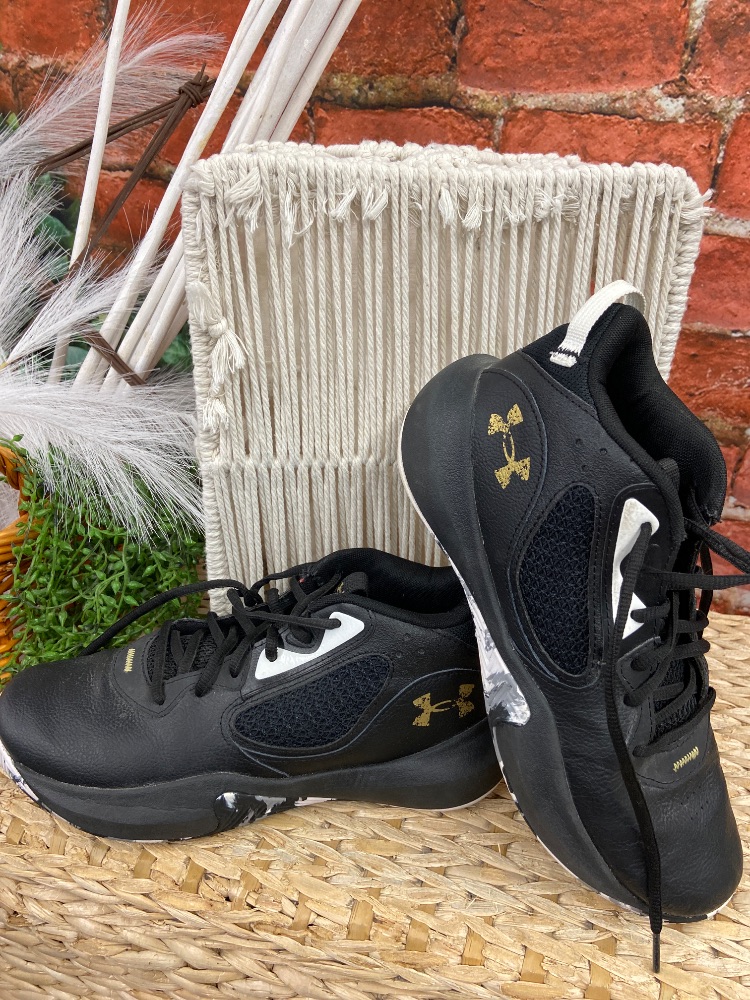 Under armour 7 youth tennis shoes