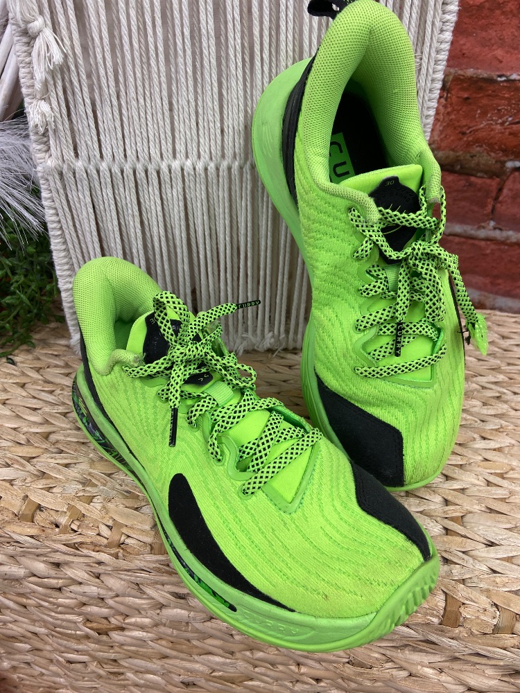 Curry tennis shoes youth