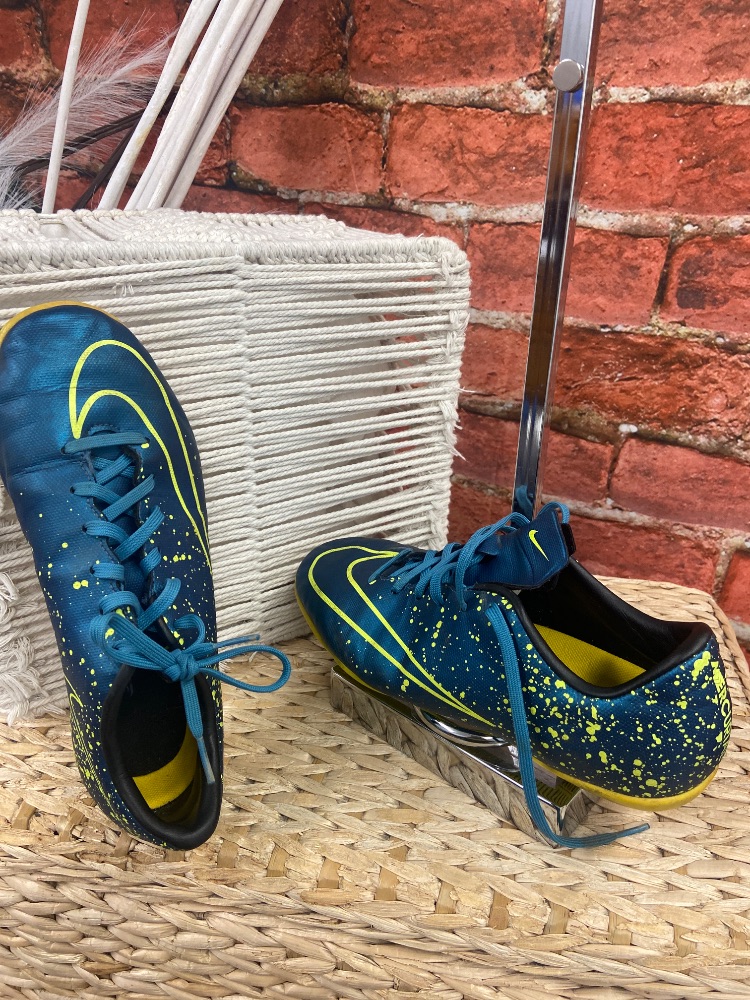 Nike indoor soccer cleats youth 5.5