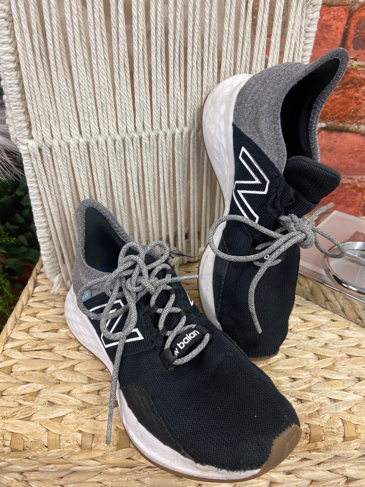 New balance tennis shoes